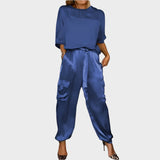 Satinasti komplet z ohlapno bluzo in cargo hlačami" can be rewritten as "Satin Set with Loose-Fit Blouse and Cargo Pants.