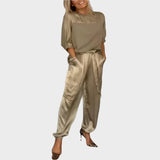 Satinasti komplet z ohlapno bluzo in cargo hlačami" can be rewritten as "Satin Set with Loose-Fit Blouse and Cargo Pants.