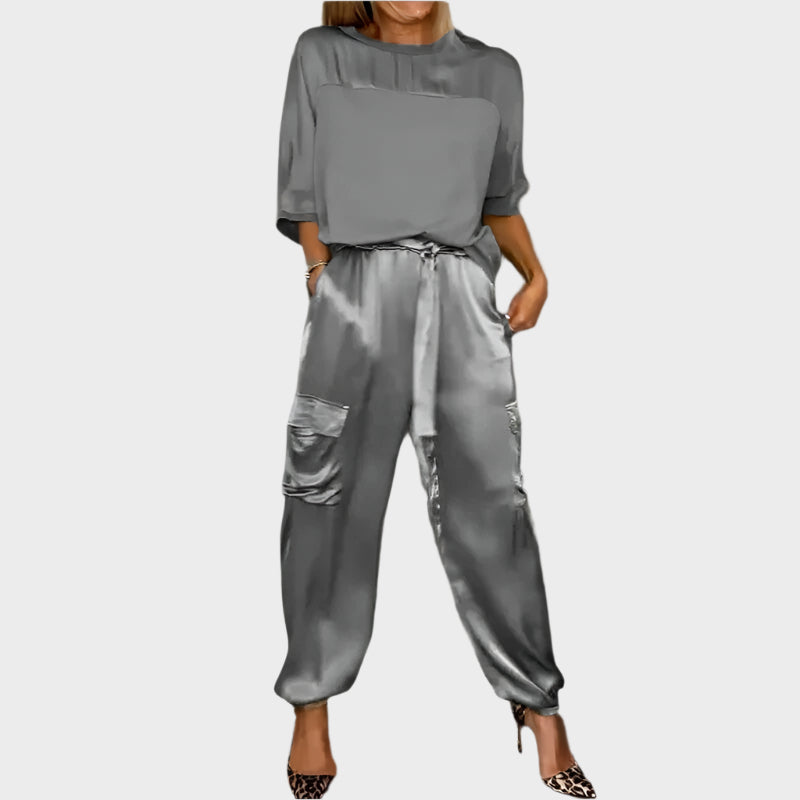Satinasti komplet z ohlapno bluzo in cargo hlačami" can be rewritten as "Satin Set with Loose-Fit Blouse and Cargo Pants.