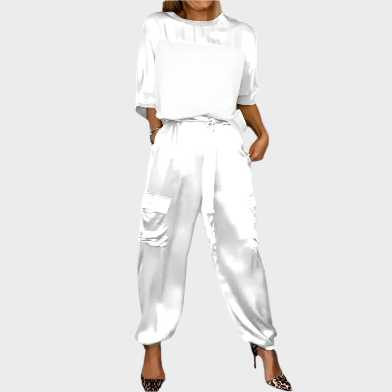 Satinasti komplet z ohlapno bluzo in cargo hlačami" can be rewritten as "Satin Set with Loose-Fit Blouse and Cargo Pants.