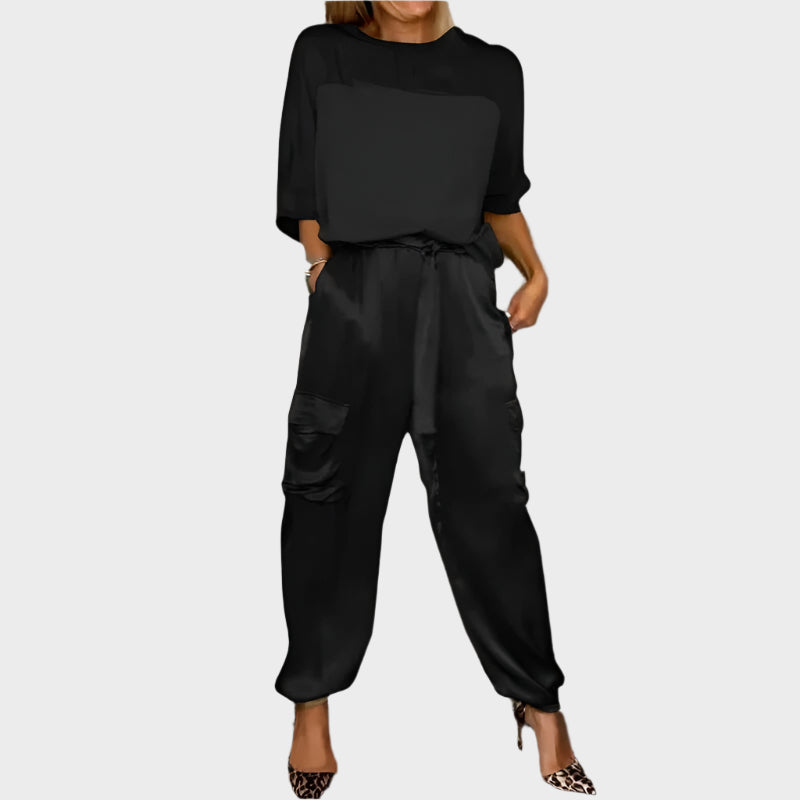 Satinasti komplet z ohlapno bluzo in cargo hlačami" can be rewritten as "Satin Set with Loose-Fit Blouse and Cargo Pants.