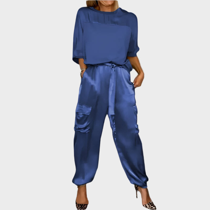 Satinasti komplet z ohlapno bluzo in cargo hlačami" can be rewritten as "Satin Set with Loose-Fit Blouse and Cargo Pants.